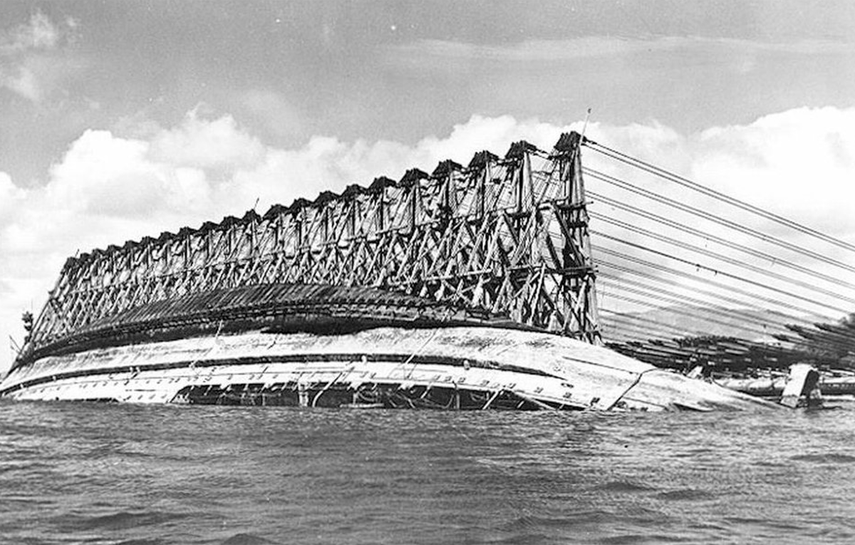 Подъем USS Oklahoma.На острове Форд были установлены двадцать одна электрическая лебедка, закрепленные на бетонном фундаменте, которые синхронно натягивали стальные тросы через систему блоков, 8 марта 1043г.