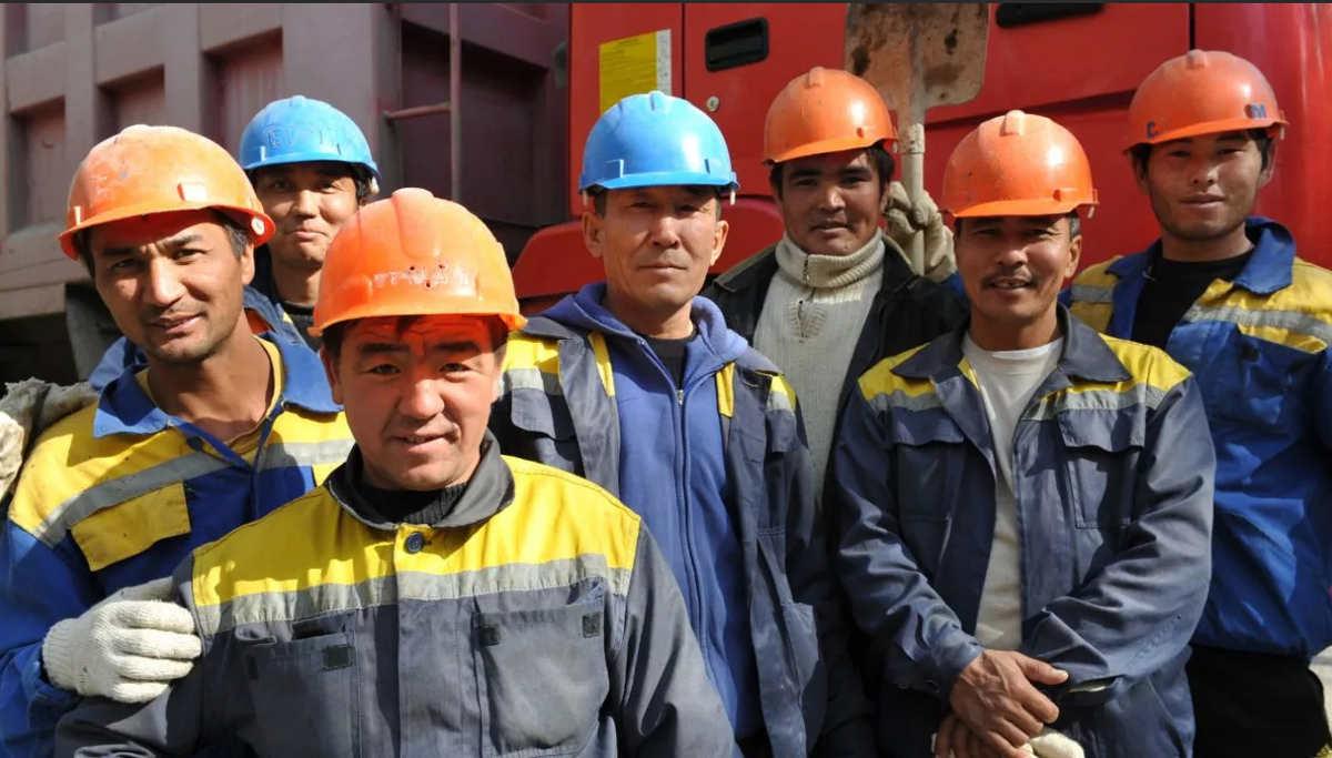 Московские рабочие-мигранты стран СНГ на строительном объекте. Источник фото: Яндекс картинки