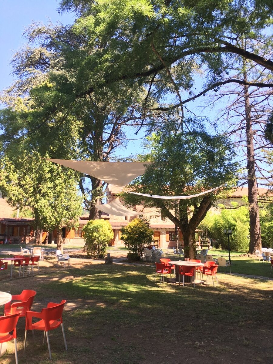 Так выглядел двор, вечером испанцы ужинали за этими столиками