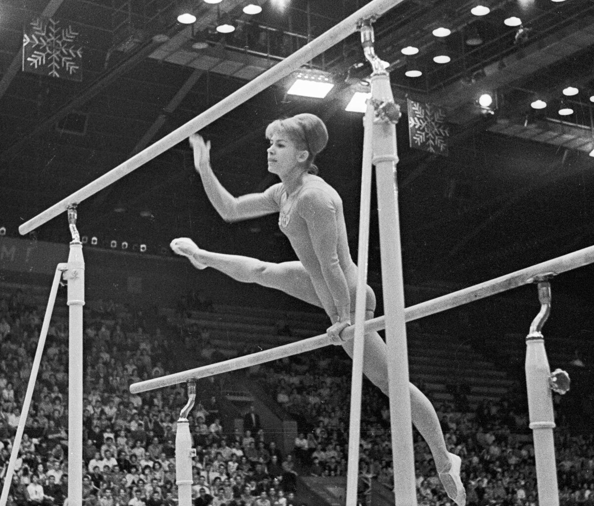 Гимнастика чемпионки ссср. Лариса Латынина Олимпийская чемпионка. Латынина Лариса спортивная гимнастика. Лариса Латынина 1956. Лариса семёновна Латынина.