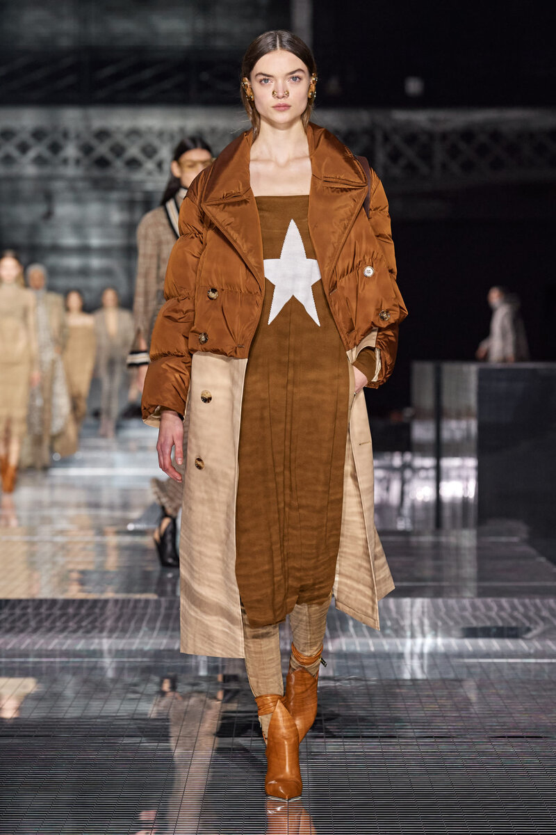 Модный плащ из коллекции Burberry