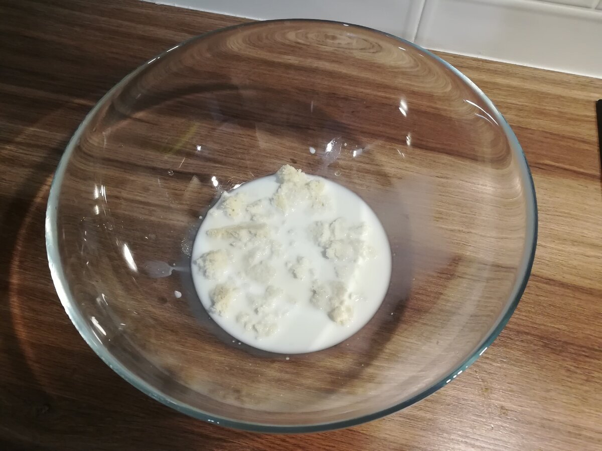 Хлеб отмачиваем в молоке