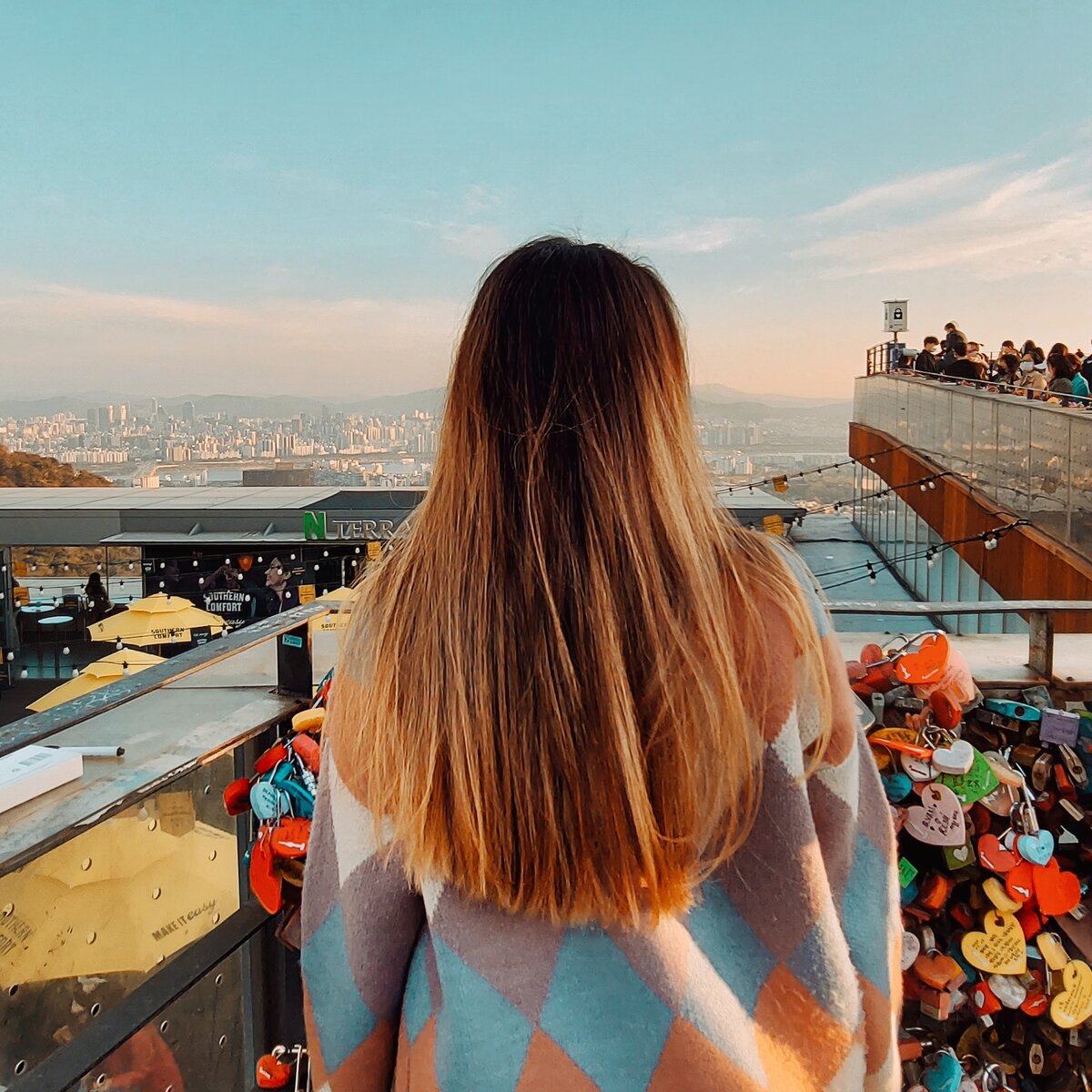 Хотела подстричь волосы, но не буду, потому что мне нравится, как они выглядят на фото:)