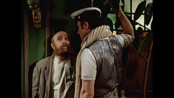 Кадр из фильма "Двенадцать стульев" - Остап Бендер и отец Федор