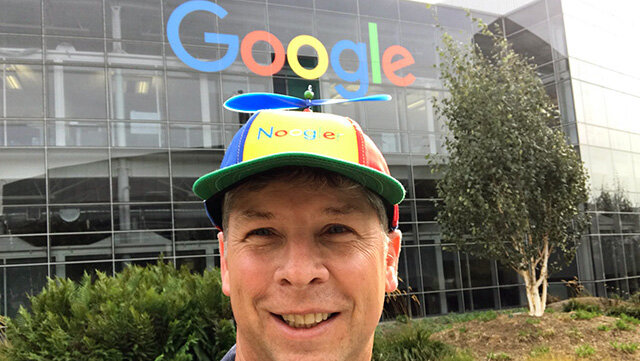 Евангелист Google Дэнни Салливан (Danny Sullivan) на фоне офиса 