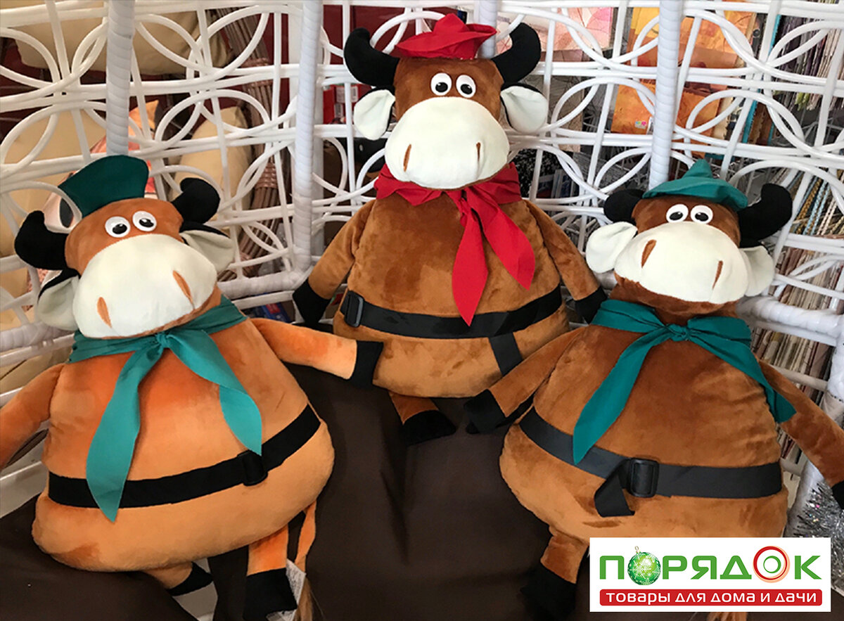 Большие плюшевые быки в супермаркете "Порядок"