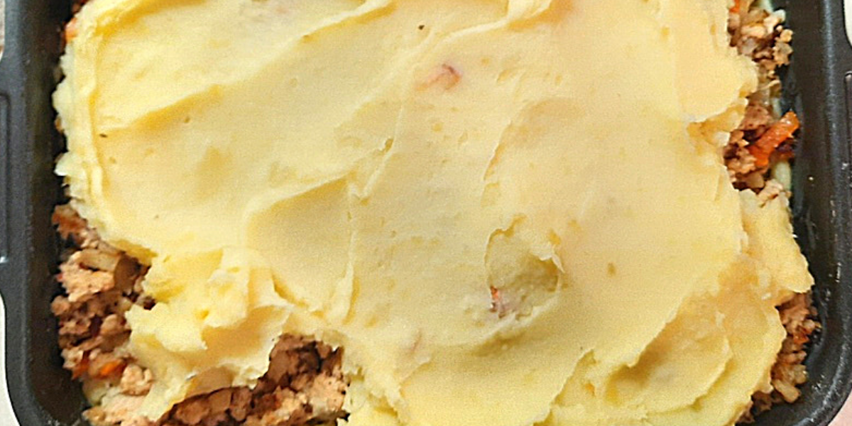 Последний слой из пюре. Простите, забыла сфотографировать слой с мясом. Думаю, что все же немного видно.