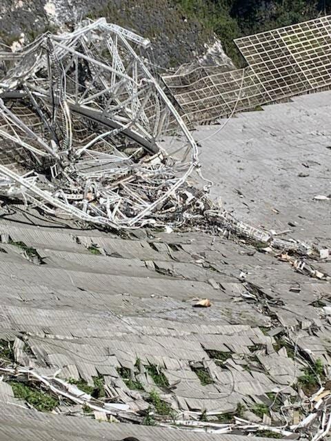 900-тонная платформа, подвешенная над Аресибо, рухнула 1 декабря, повредив антенну и окружающие объекты. UCF