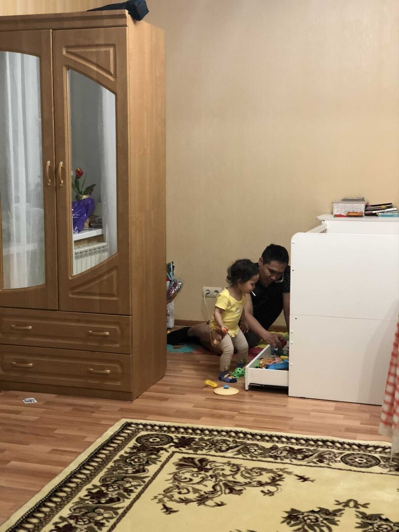 Как только Айлинка начала уверенно ходить, моей навязчивой идеей было организовать ей уголок, где полочки должны быть на её уровне и в целом, всё, что находилось в её поле зрения и осязания должно быть её. Все нижние полки в квартире были освобождены под её вещи, а шкаф на кухне с посудой и вовсе жил своей жизнью. Помню, что оставляла там компотик и какой-то перекус, чтобы ребёнок мог в любой момент подойти и взять. 