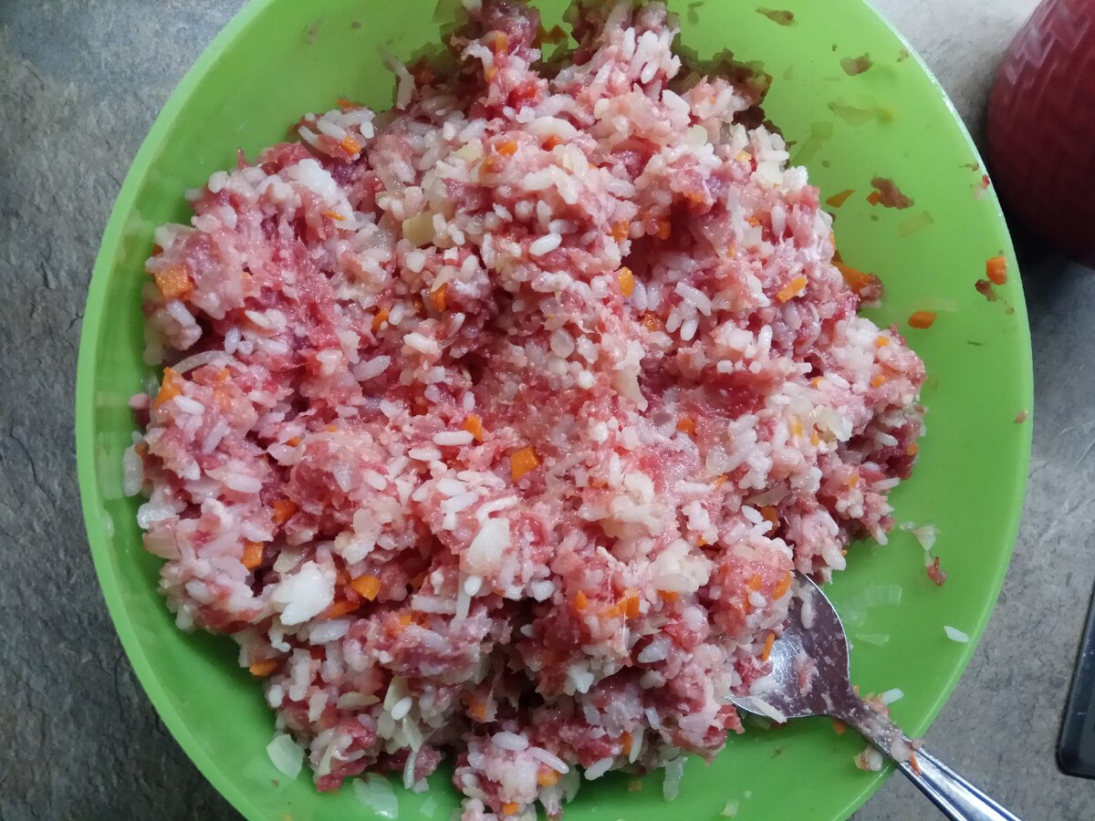 Начинку перемешиваем до однородного состояния.