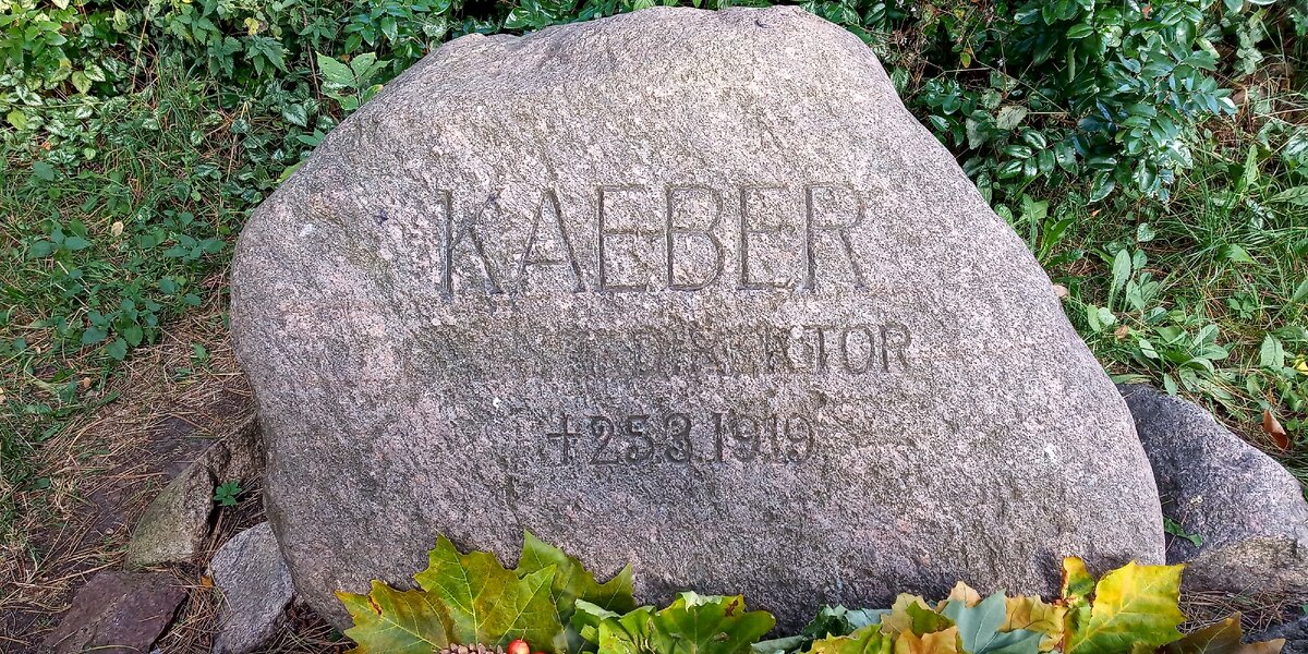 Памятник основателю сада