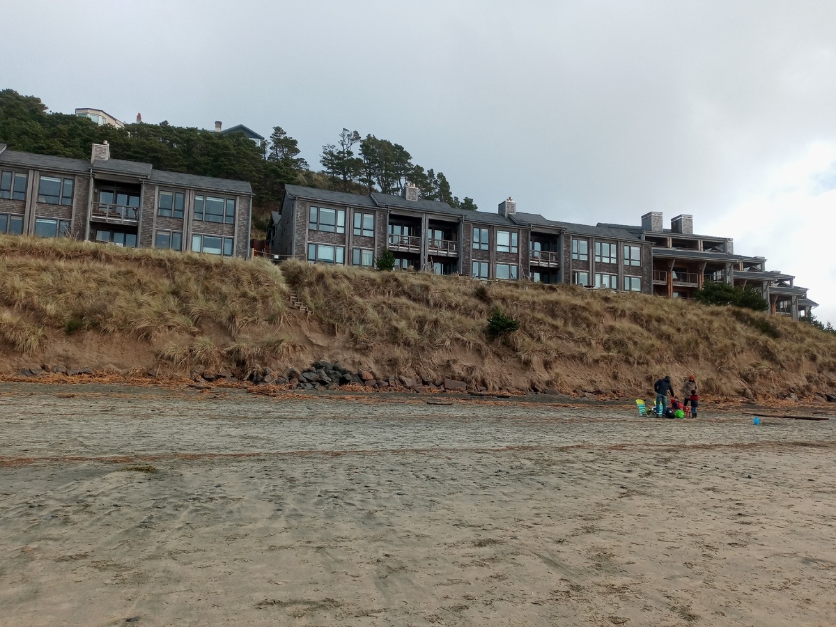 Гостиница на берегу океана. С внешнего обзора она даже лишком простая, но внутри номера люксовые.