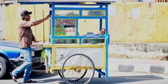 Продавец фрикаделек с лапшой. Они, обычно, останавливаются в каком-то определённом месте и там обслуживают покупателей в течение нескольких часов, затем идут дальше, если товар ещё не закончился.