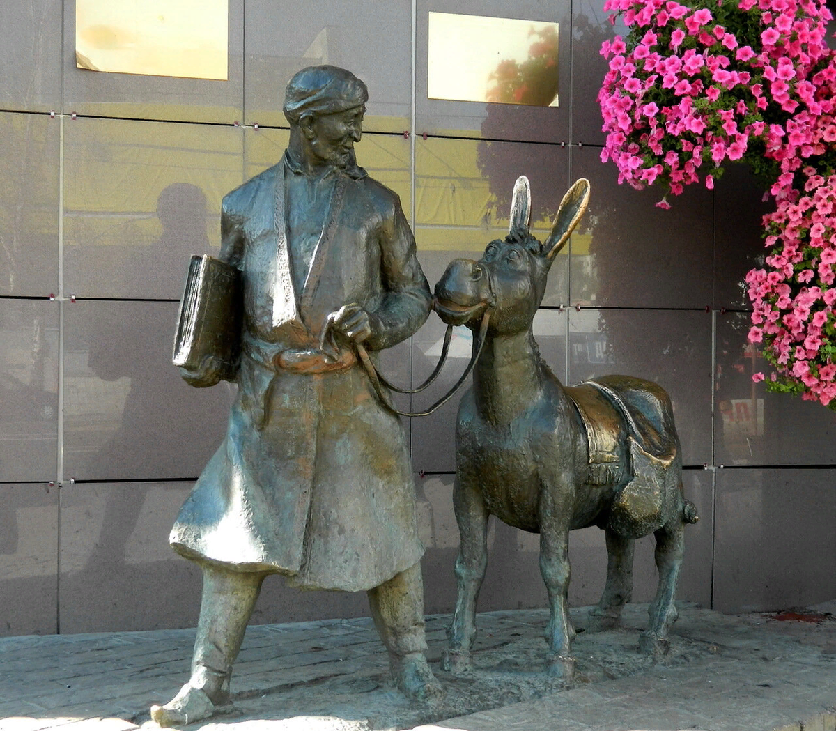 Памятник Ходже Насреддину. Ходжа Насреддин памятник в Москве. Памятник Ходжа Насреддин в Турции. Памятник Хаджи Насродин.