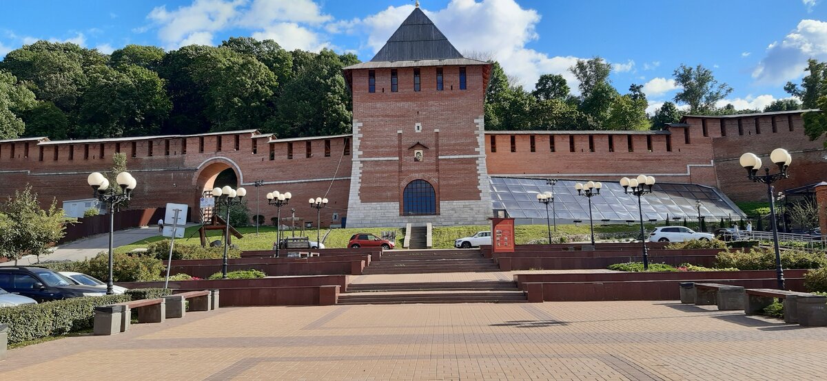 Август 2020. Зачатьевская башня и кремлевская стена после реконструкции.  Видите справа от башни стеклянную крышу? Она защищает те самые развалины с предыдущей фотографии. Теперь там музей. Листайте галерею, покажу как это выглядит ⏩⏩⏩