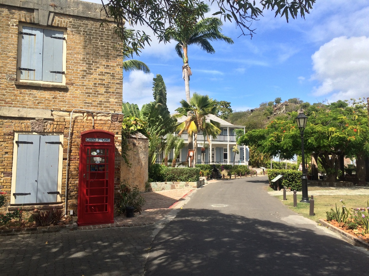 На острове даже есть немного культурного наследия, оставшегося от британцев. 