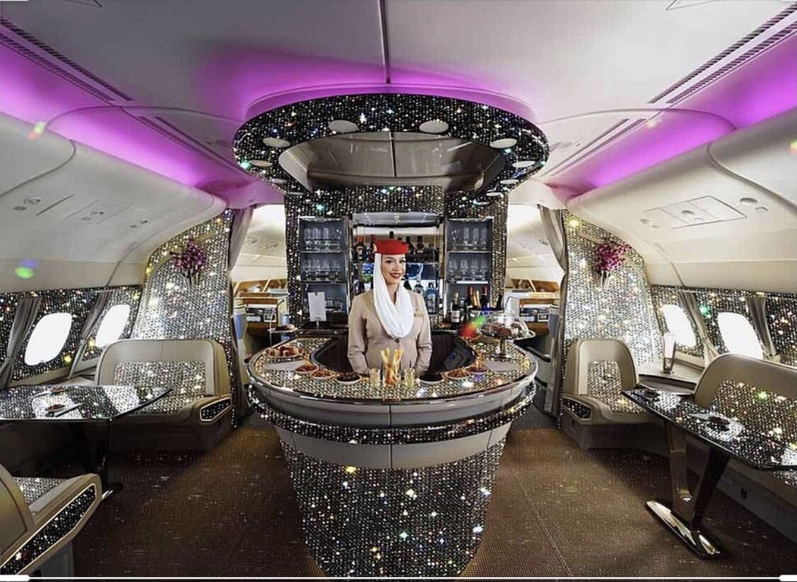 Так выглядит салон 1 класса. Фото- источник https://1gai.ru/blog/523416-brilliantovyj-airbus-a380-emirates-airlines-podnimaet-planku-roskoshi-na-novuju-vysotu-5-zvezdochnoe-video/amp.html