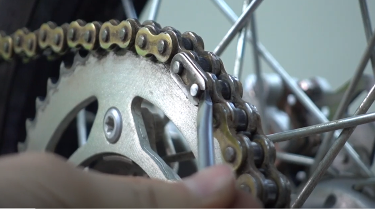 Снятие замка стучанием по отвёртке.