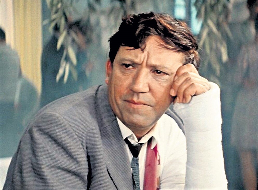 кадр из фильма "Бриллиантовая рука"