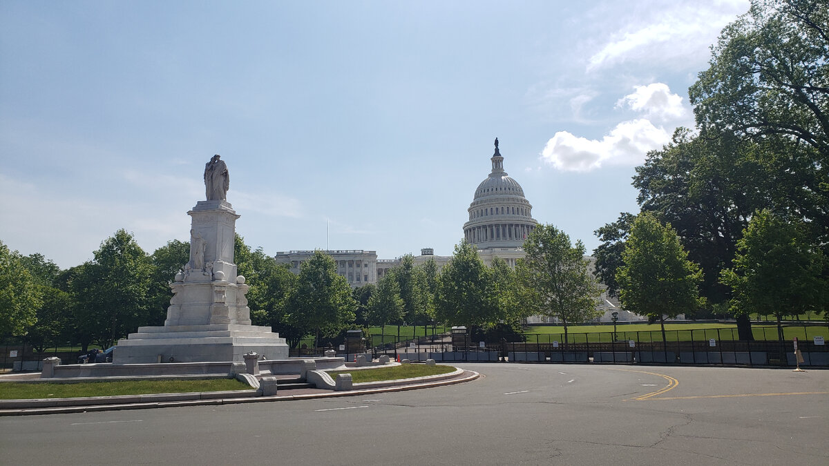 Капитолий более интересное здание и в плане архитектуры и в плане внутренней начинки. Капитолий – самое высокое здание в деловой части Вашингтона (107 м).