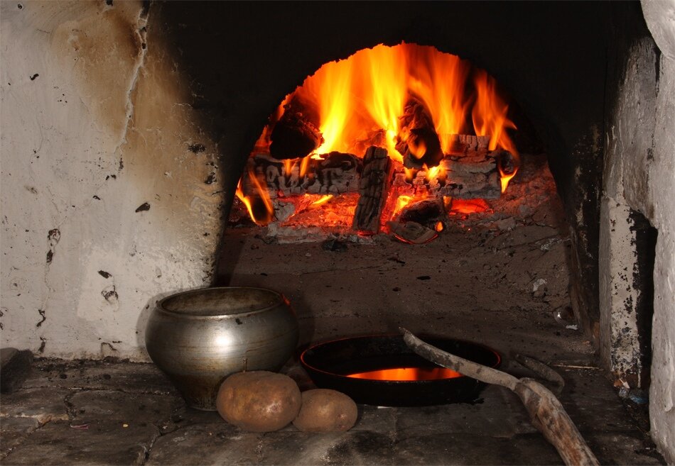 Fire rus. Огонь в печи. Огонь в русской печке. Русская печь с огнем. Очаг русской печи.