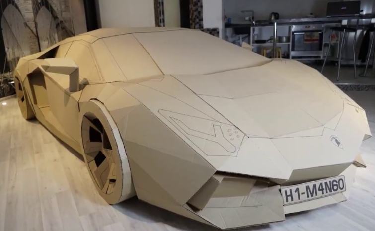 Начальная версия модели из картона Lamborghini Aventador