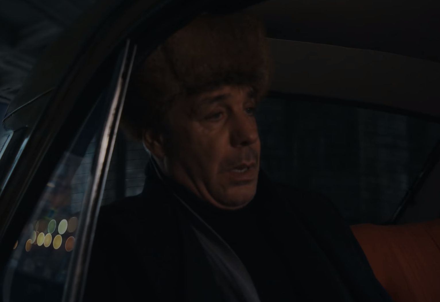 Лидер Rammstein выпустил клип про СССР, где его с пристрастием допрашивает Артур Пирожков, а бюст Ленина плачет1