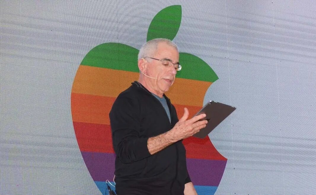 Человек, создавший тот-самый логотип Apple - дизайнер Роб Янофф / Источник: Яндекс.Картинки