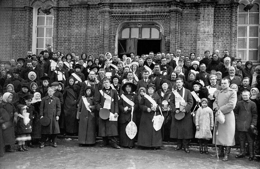 Неизвестный автор. Дата съемки: 1900 - 1915. Вход в храм Александра Невского. Источник: Государственный исторический музей Южного Урала