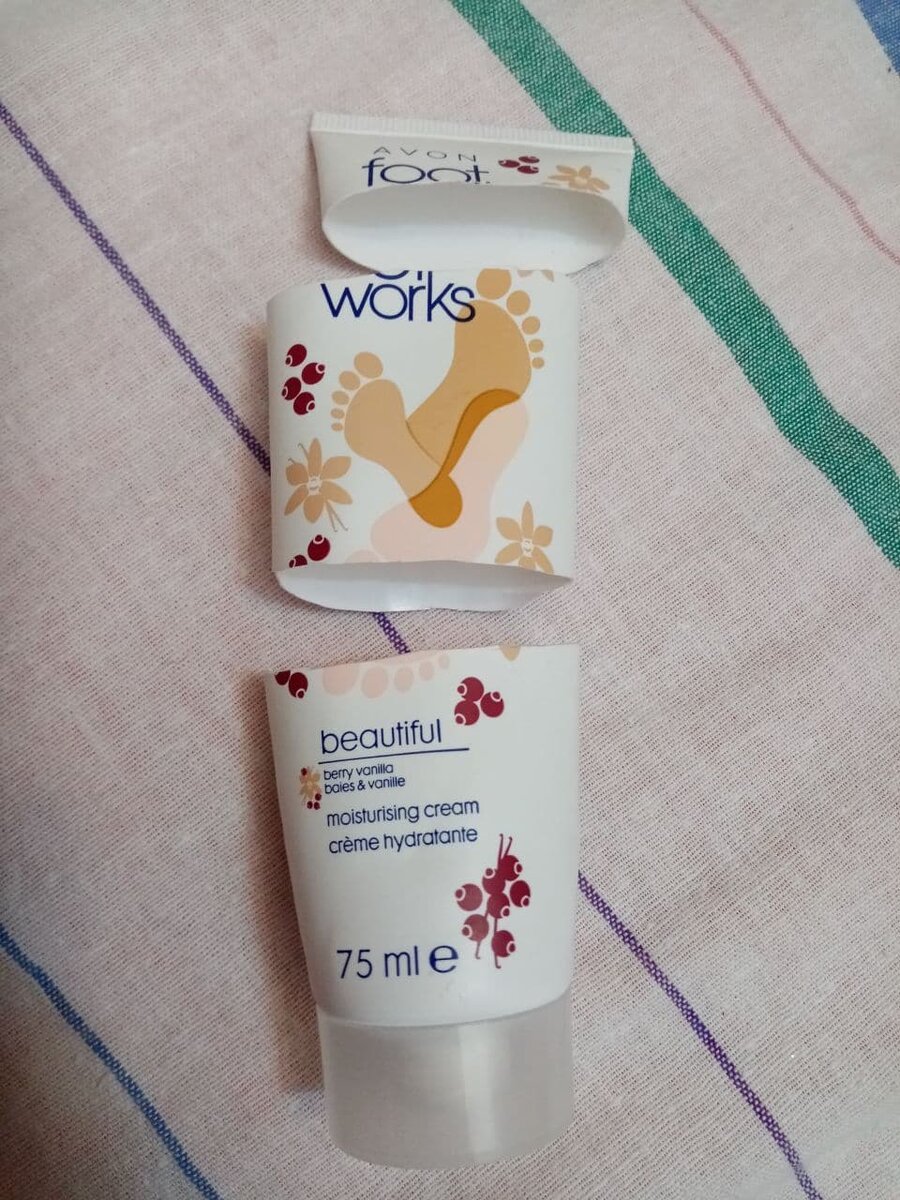 Последний из кремов для ног. Не особо помогал, теперь хоть знаю, что стоит подобного избегать.