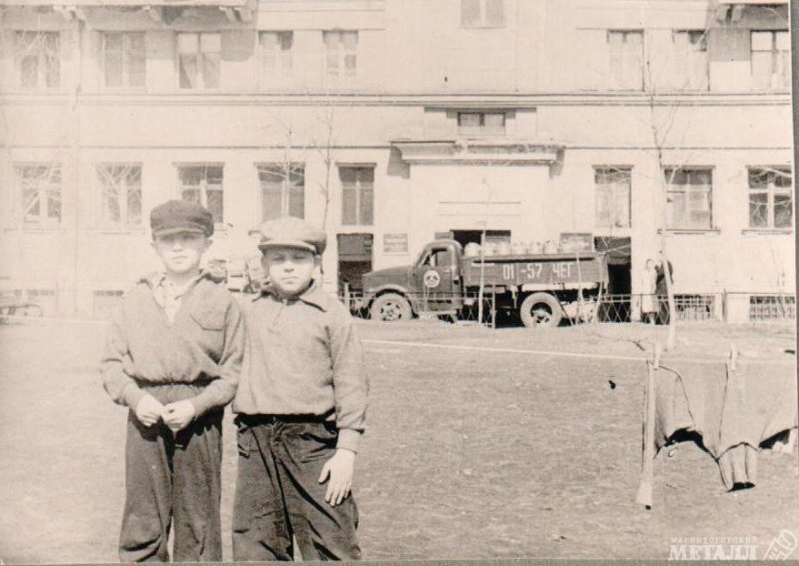 На фото: Жорка Шахтарин с другом детства Мишкой Михлиным