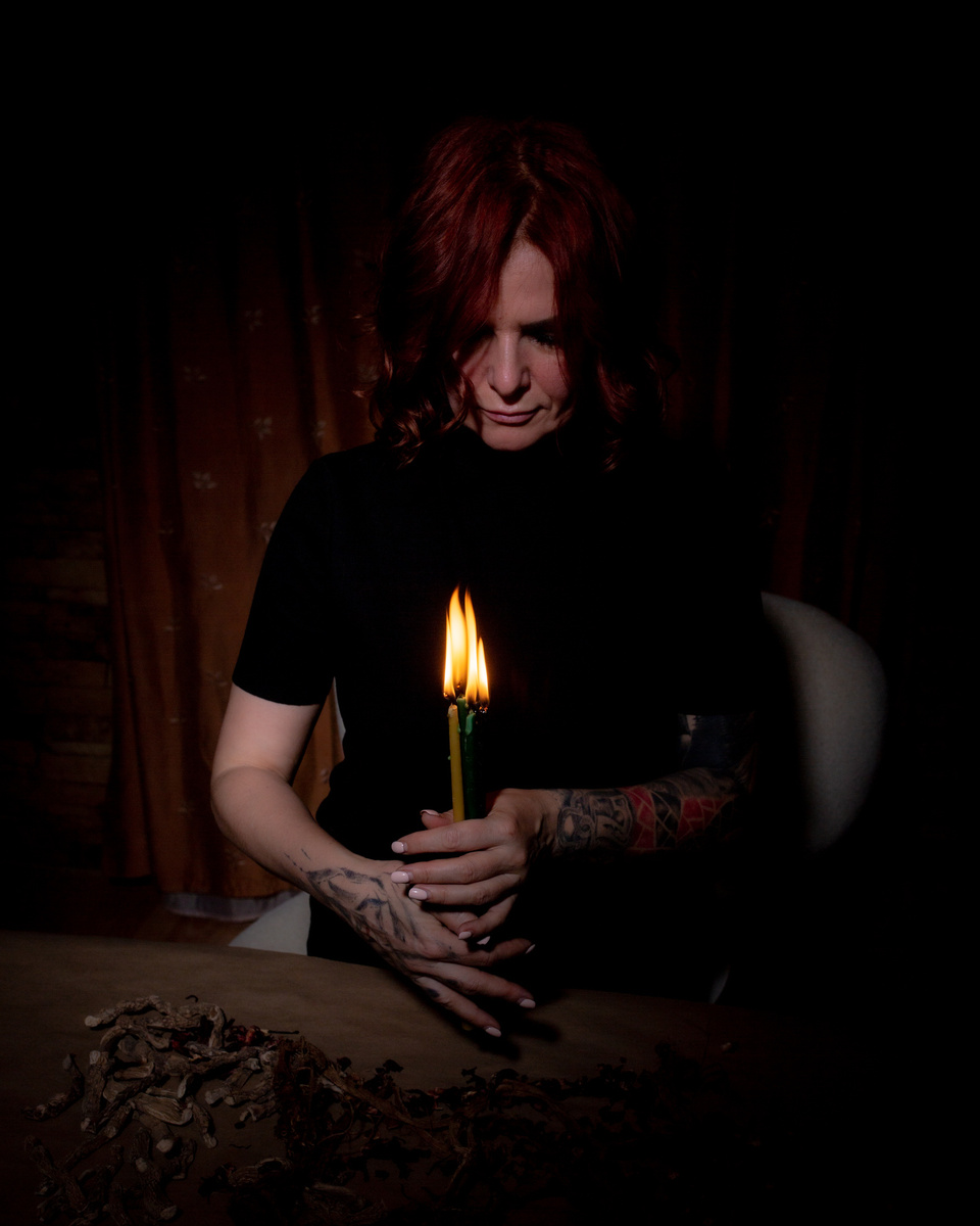 Светлана Леймах - автор уникальных колод таро и оракулов; сертифицированный коуч по развитию личности и масштабированию бизнеса; участник научно-исследовательского проекта GO-RA; основатель центра развития сверхспособностей человека «ИНЫЕ»; регрессолог, гипнотерапевт; светский эзотерик; автор энерготехник по работе с подсознанием; мастер финансовых энергопрактик; магический парфюмер; колумнист научных и глянцевых СМИ.