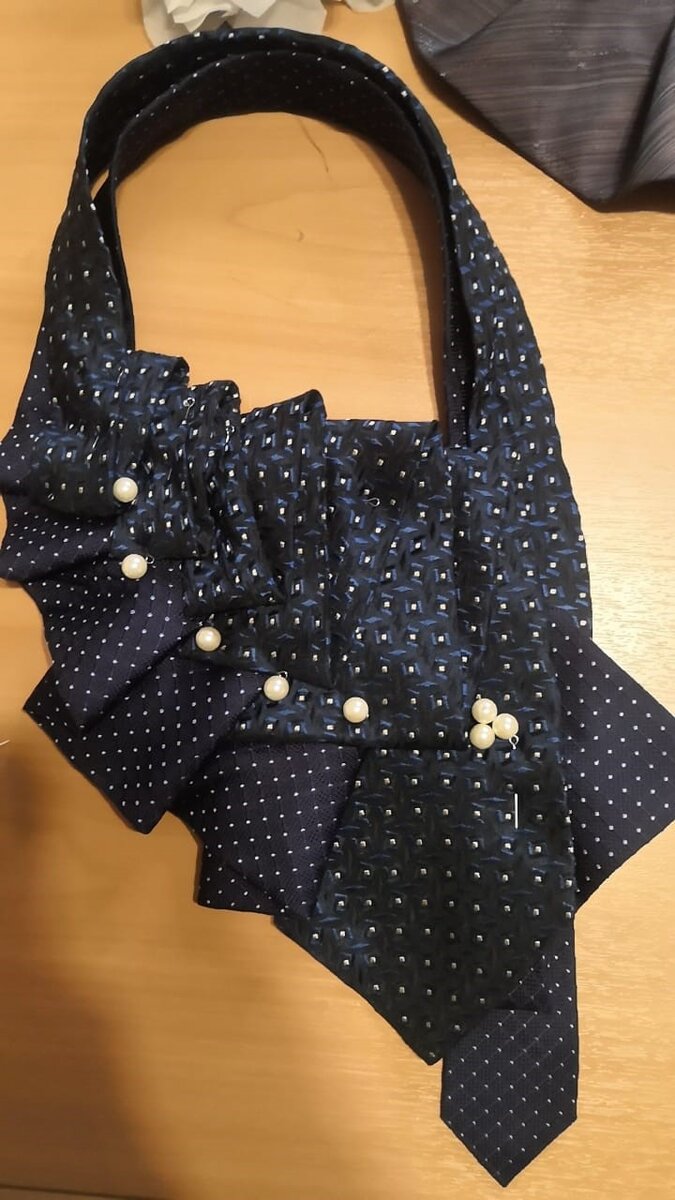 Шикарный стильный аксессуар на вечер.