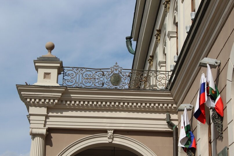 Зилант на ограде здания городского управления