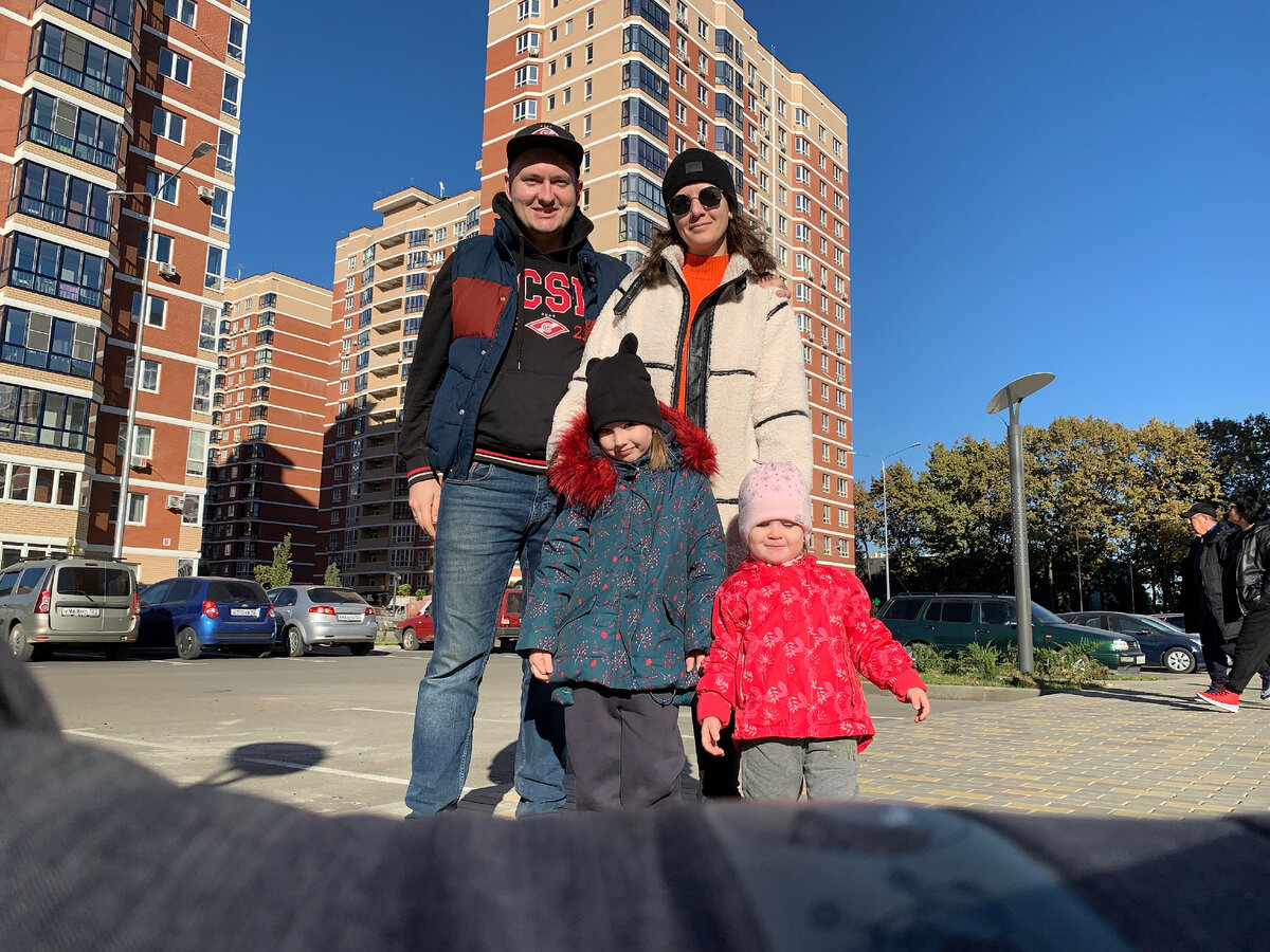 Мы на фоне нашего дома