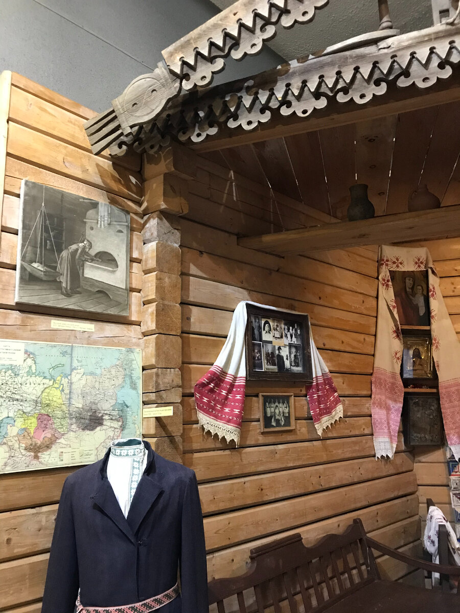 Красный угол в доме переселенцев. Экспозиция в краеведческом музее