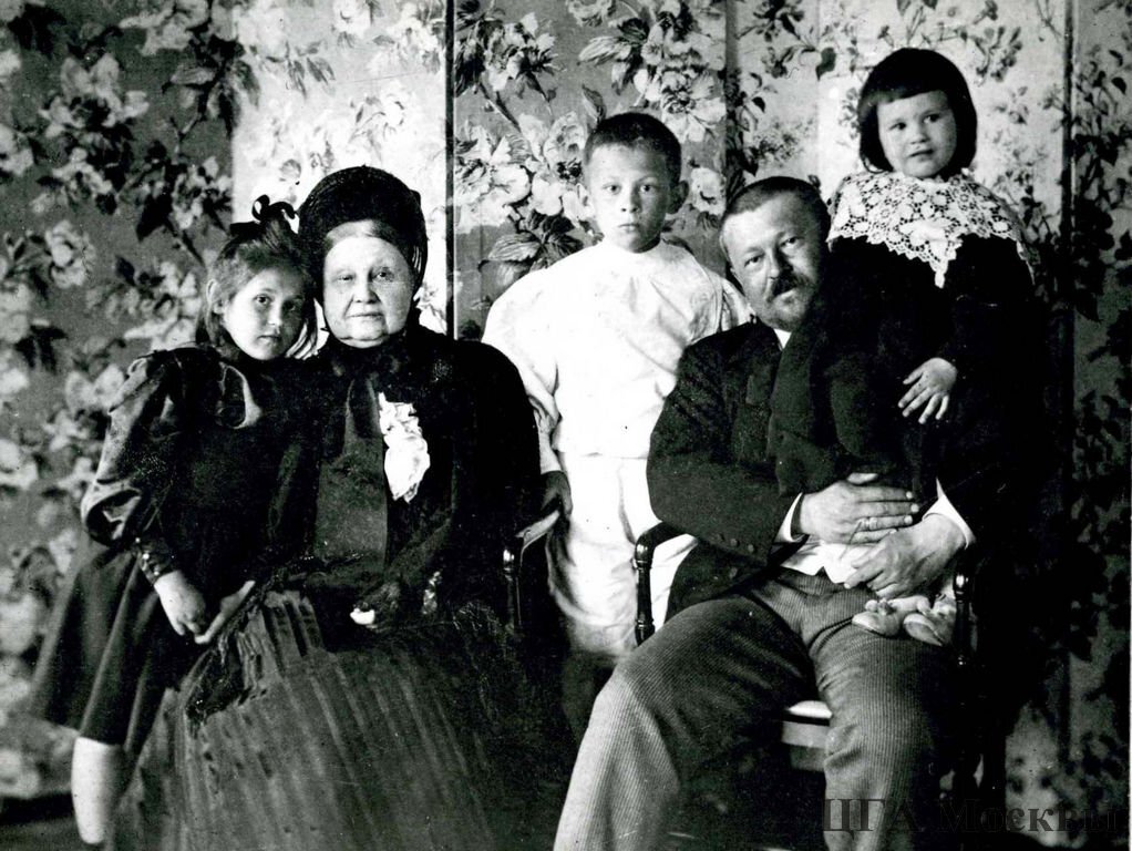 Савва Тимофеевич с Марией Федоровной и детьми