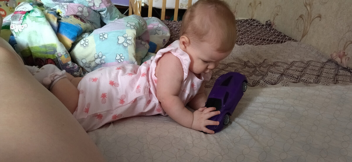 Тая - настоящая сестра брата, играет в его игрушки, куклами пока не интересуется