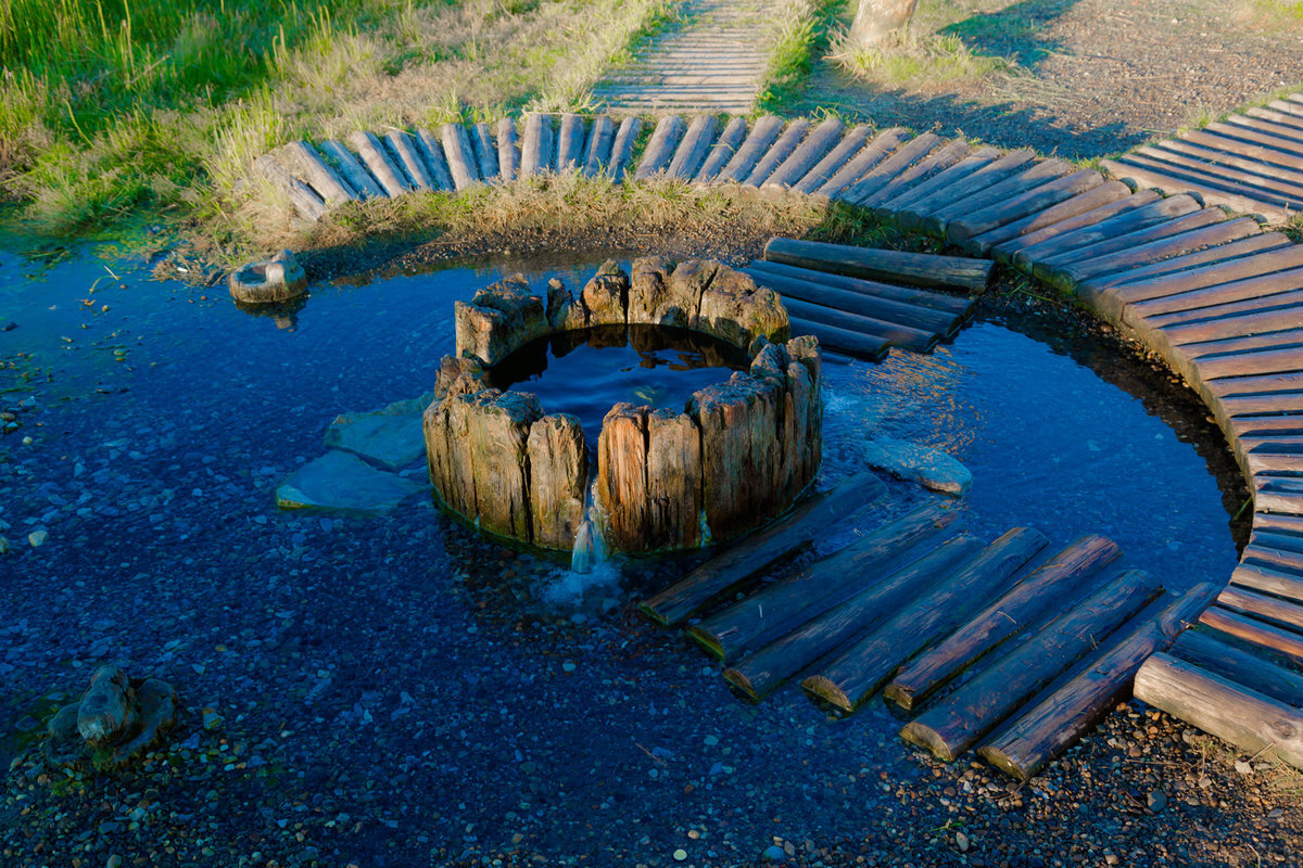 Старый колодец в низине.