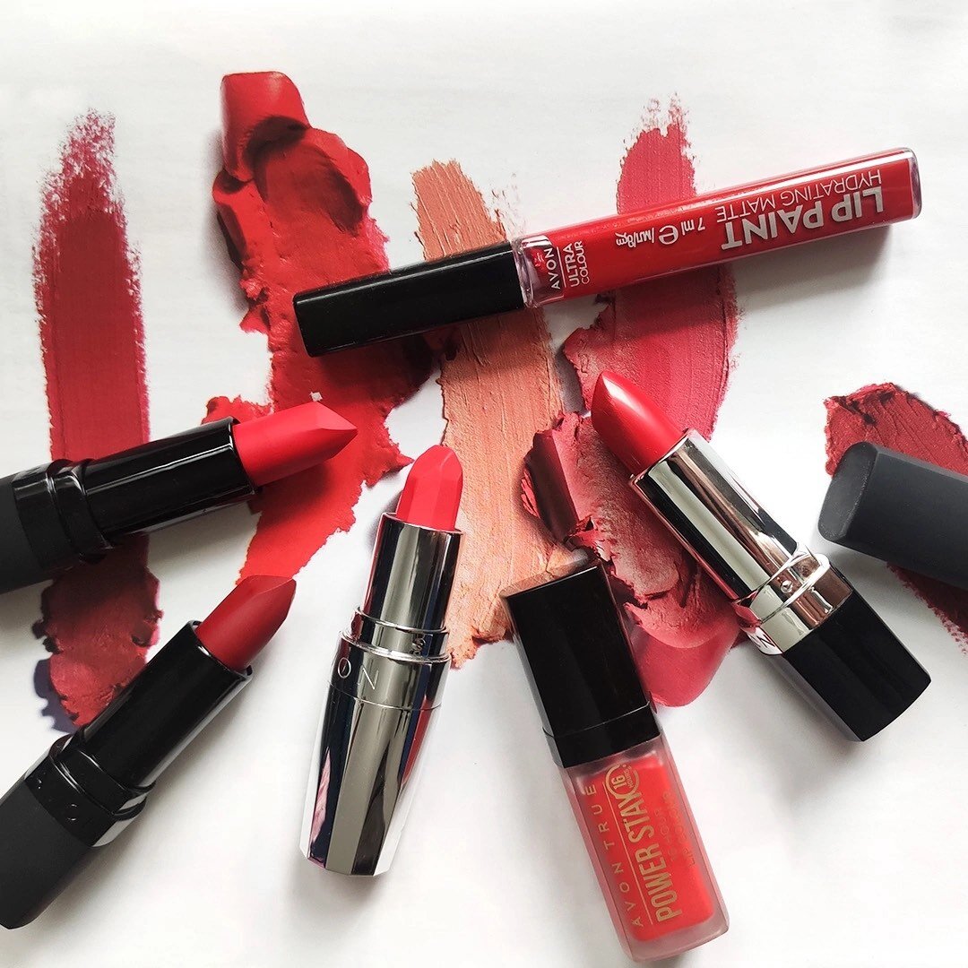 Помады для губ в стиках и жидкие губные помады с кремовым и матовым финишем от Avon