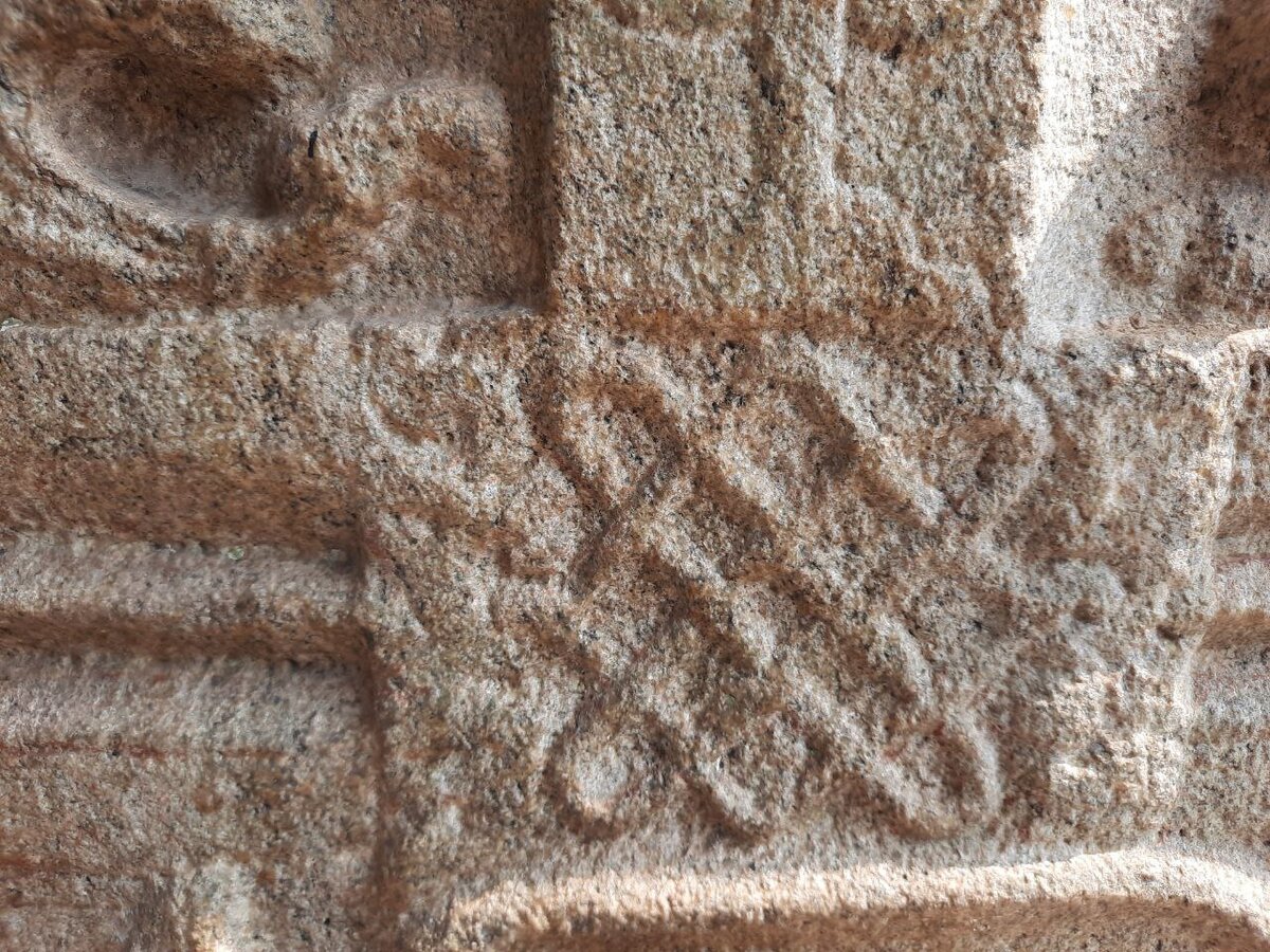 Древнеиндийский храм; орнамент на колонне