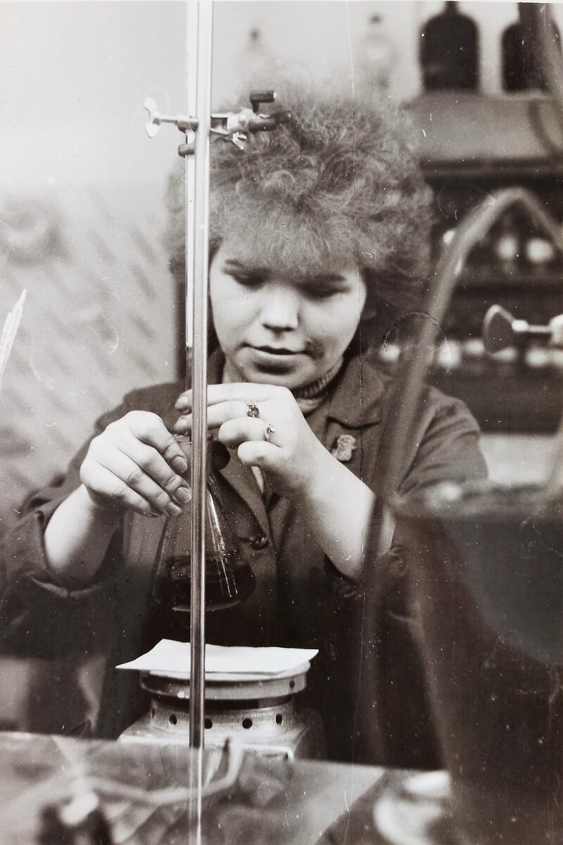 Участница первого заводского конкурса лаборантов химического анализа. 1978 год. Фото из архива ИВЦ АО «Пигмент»