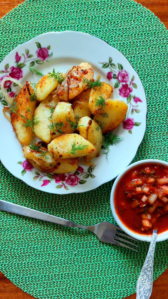 Жареный картофель, с луком и томатным соусом. | Море, таксы и еда. | Дзен