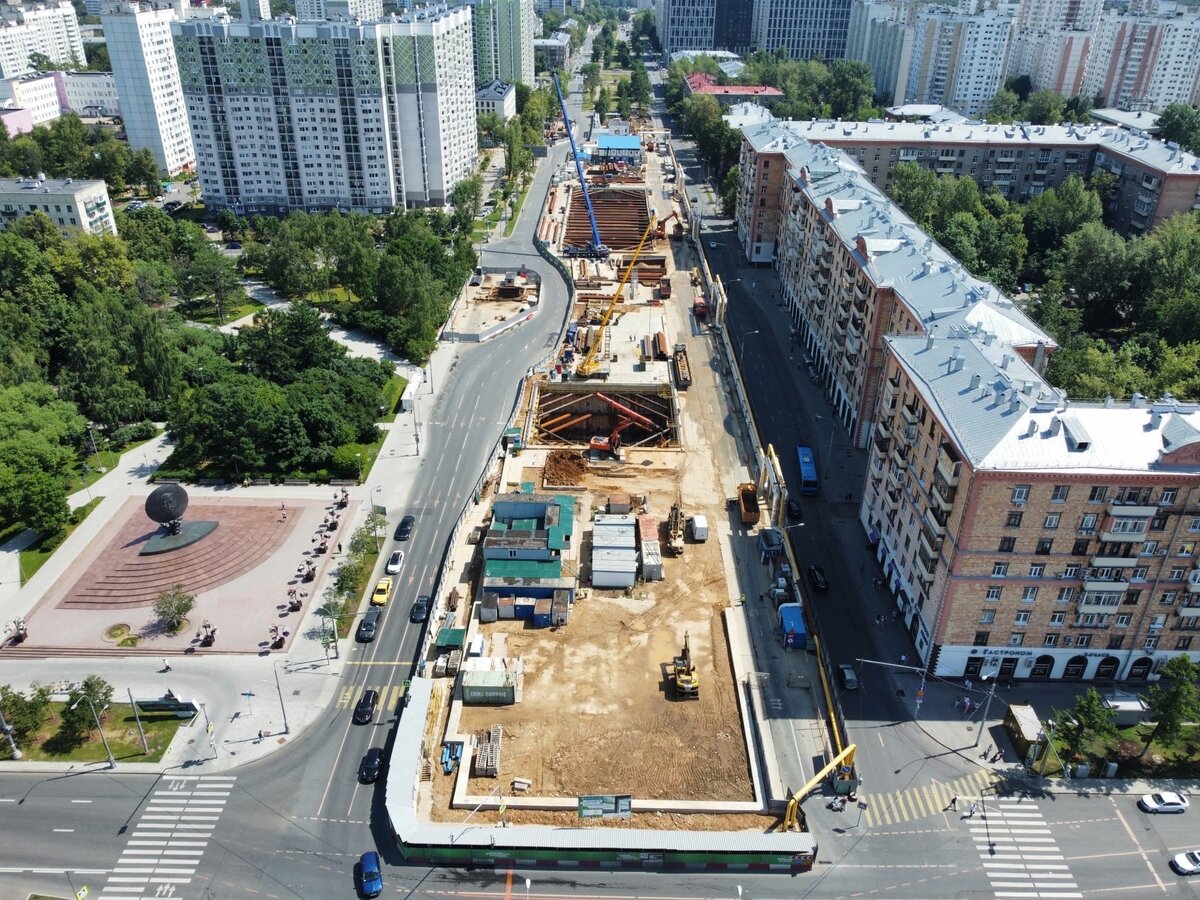 1: Общий вид на стройплощадку со стороны Профсоюзной улицы и действующей «Академической» КРЛ. 