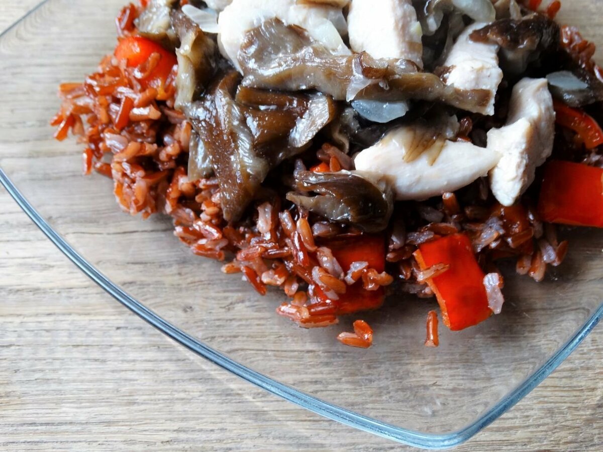Красный рис с овощами, курицей и грибами