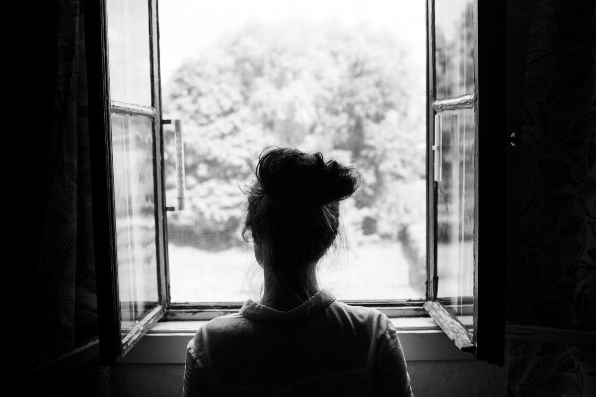 Всю жизнь глядят в окно. Одиночество девушка. Девушка у окна. Печальная девушка. Девушка у окна со спины.