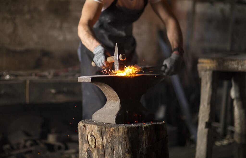 В кузницах тепловая природа свечения раскаленных предметов проявлялась нагляднее всего: стоило опустить готовое изделие в воду и резко охладить его, оно тут же переставало светиться. Фото iStock