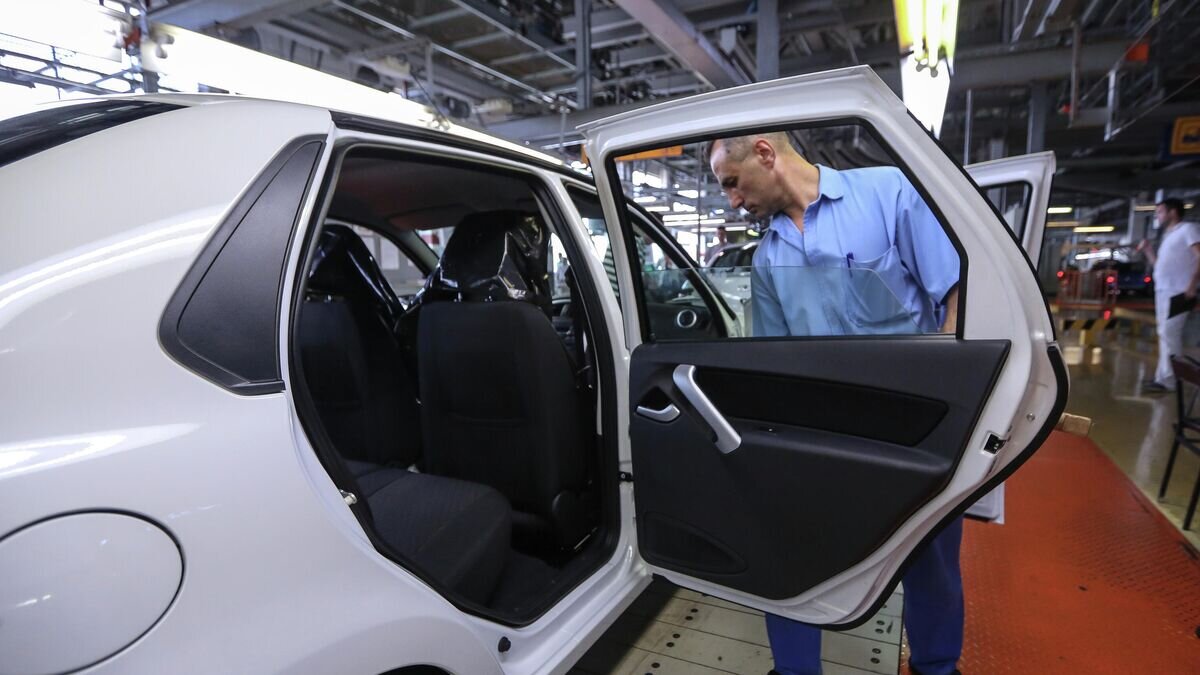    Цех сборки автомобилей Лада Гранта на заводе ОАО "АвтоВАЗ" в Тольятти© РИА Новости / Игорь Агеенко