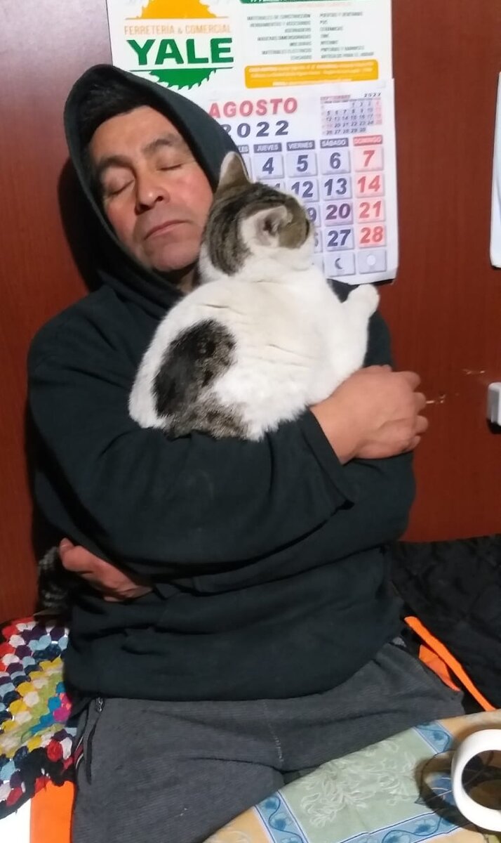Свекор с котом греются возле печки