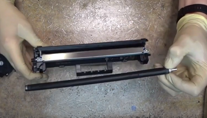 Фото 13. Очищаем ролик проявки